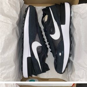 🚨Flash Sale🚨Women’s Nike Waffle One Black White